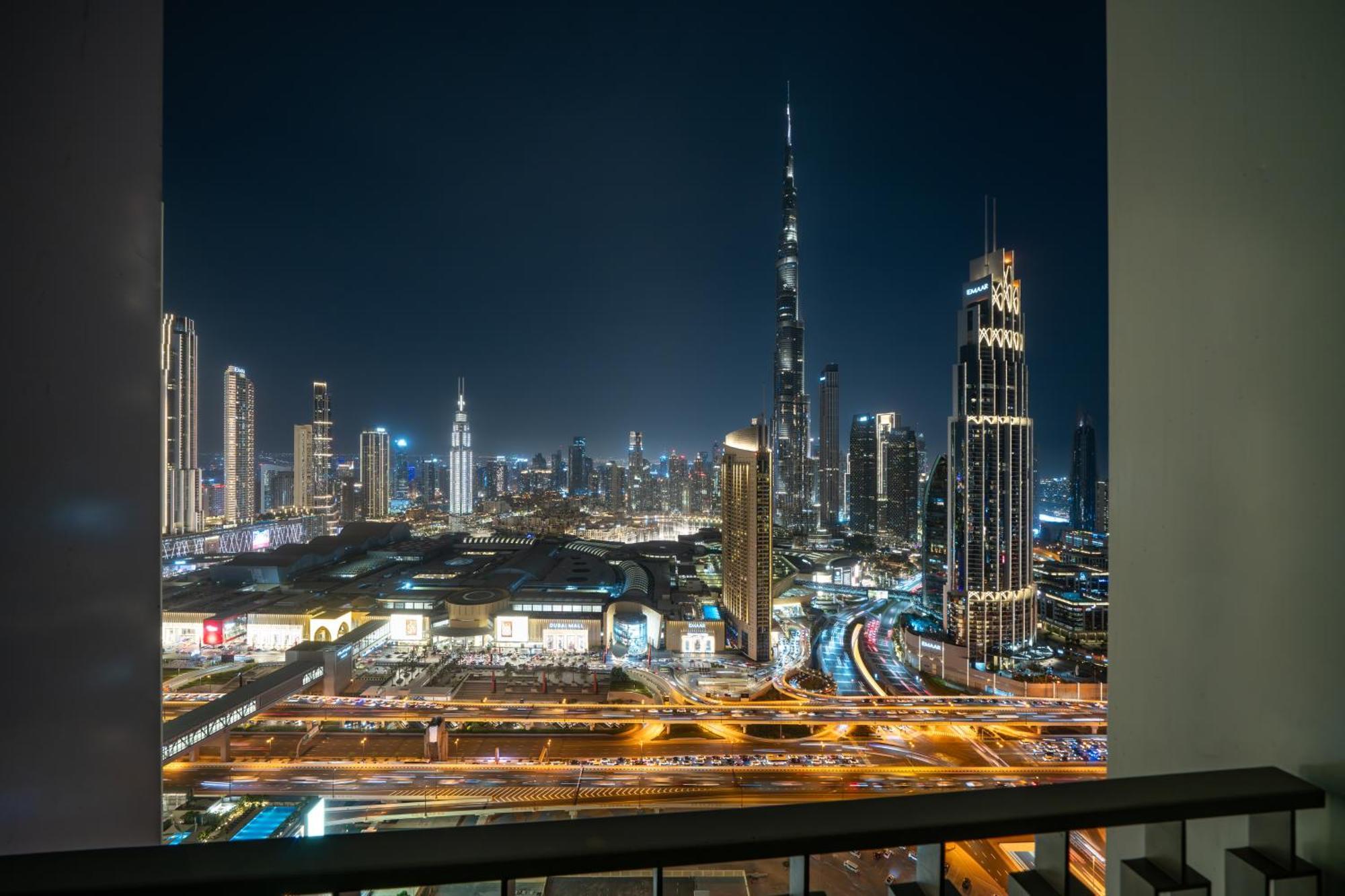 Burj View, Mall Walk, Big Pool Burj View Dubai
